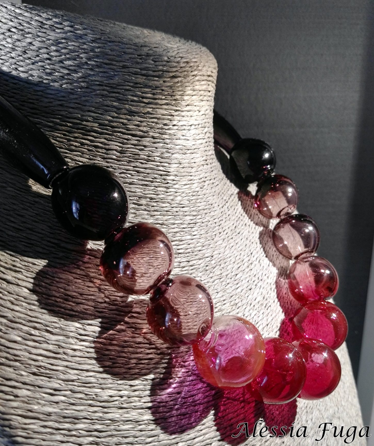 Collana girocollo in vetro soffiato in rubino e glicine indossata da un manichino