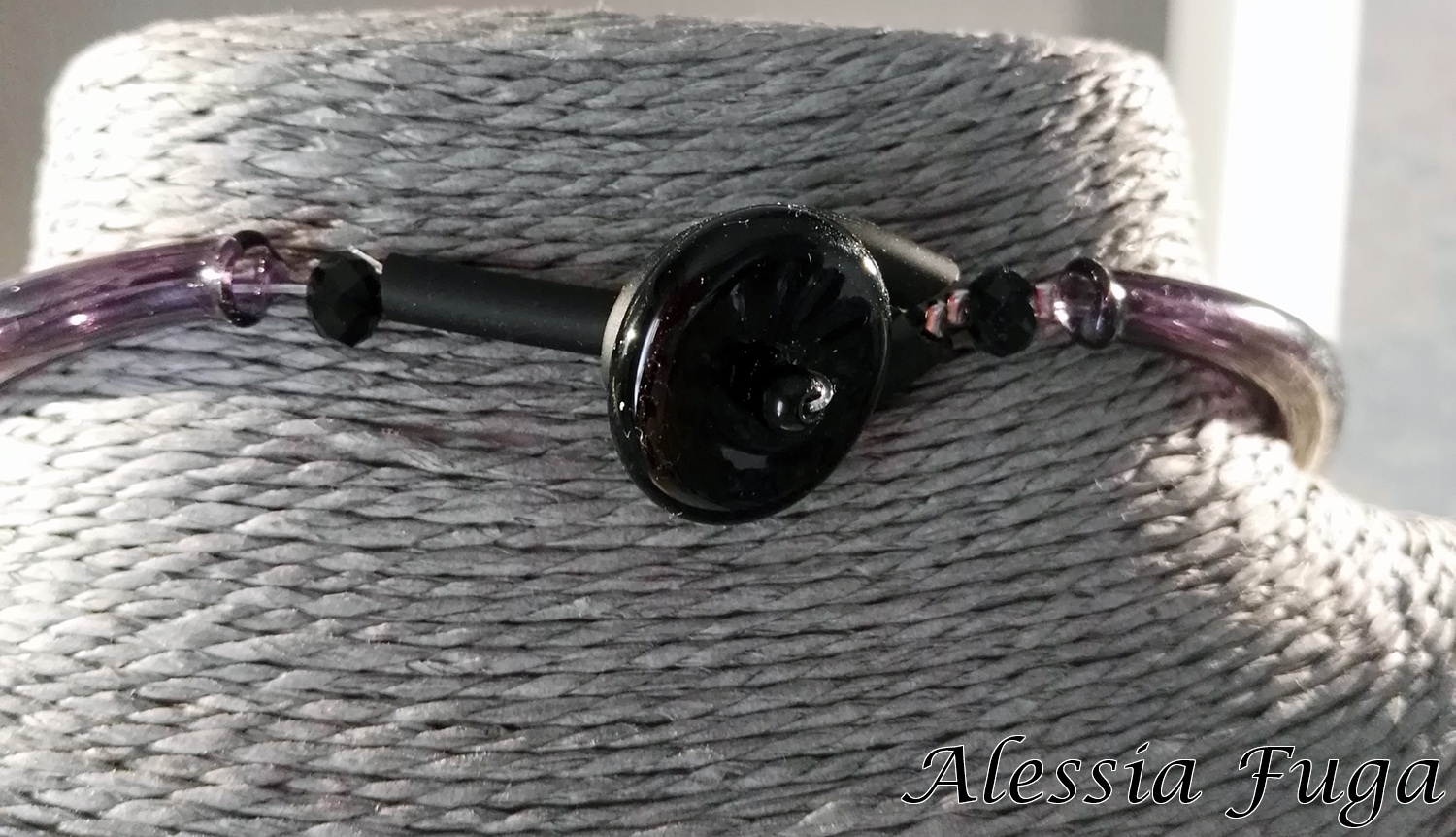 Collana girocollo "Sfumature" in vetro soffiato in rubino e glicine. Dettaglio chiusura