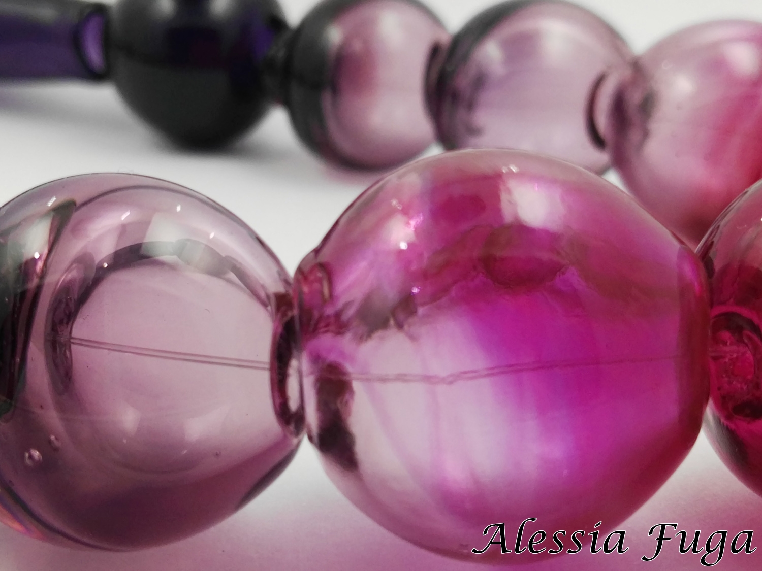 Collana girocollo "Sfumature" in vetro soffiato in rubino e glicine. Dettaglio perla