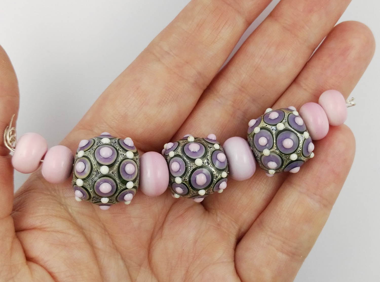 Lampwork "Fenice" beads set in pink