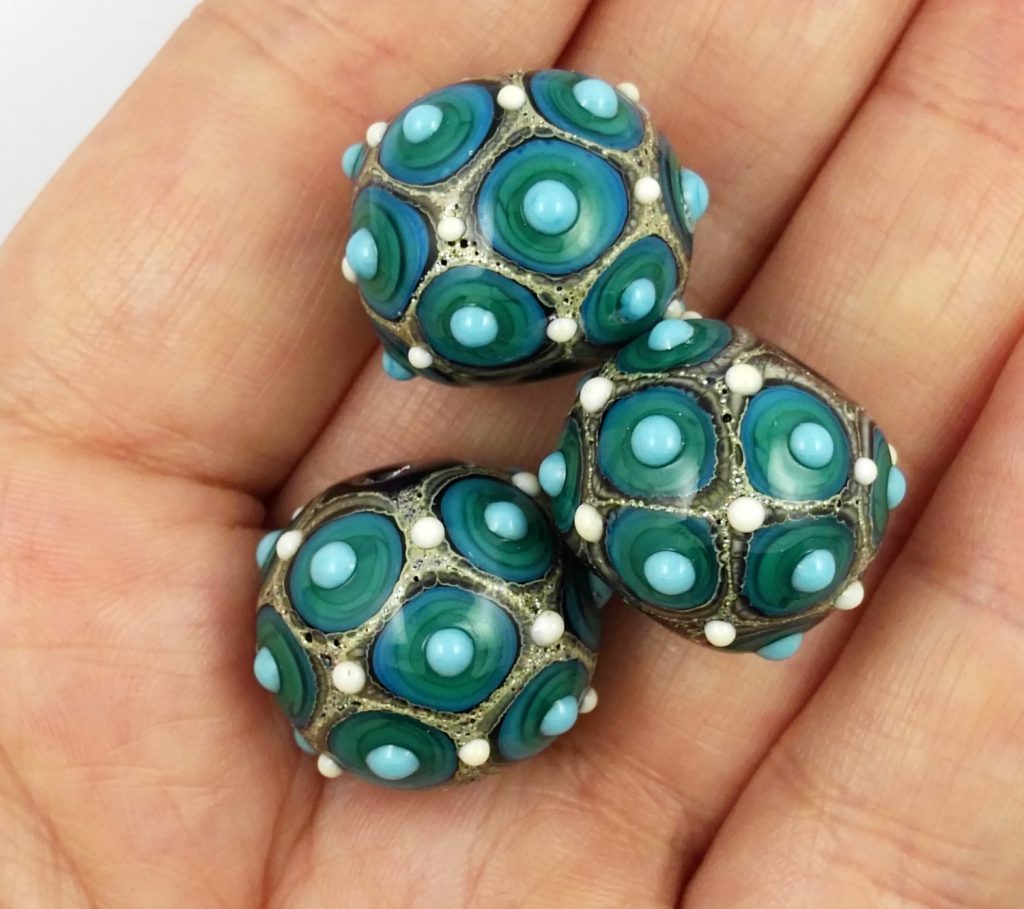 Small lampwork "Fenice" beads trio in green