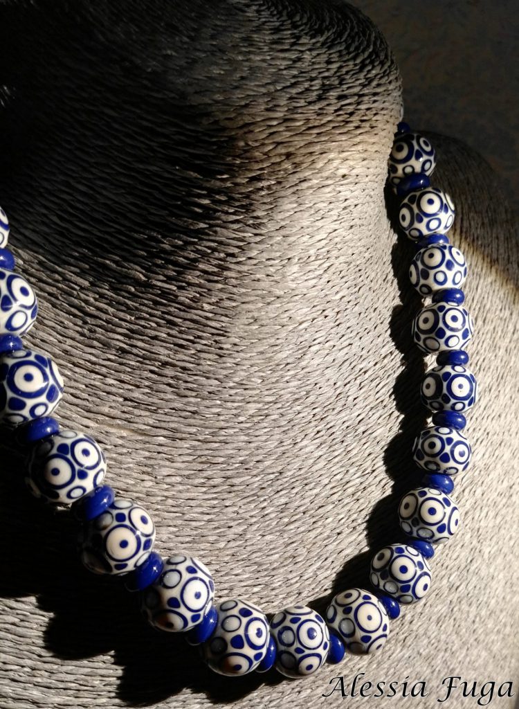 Dotted necklace in ivory and navy blue