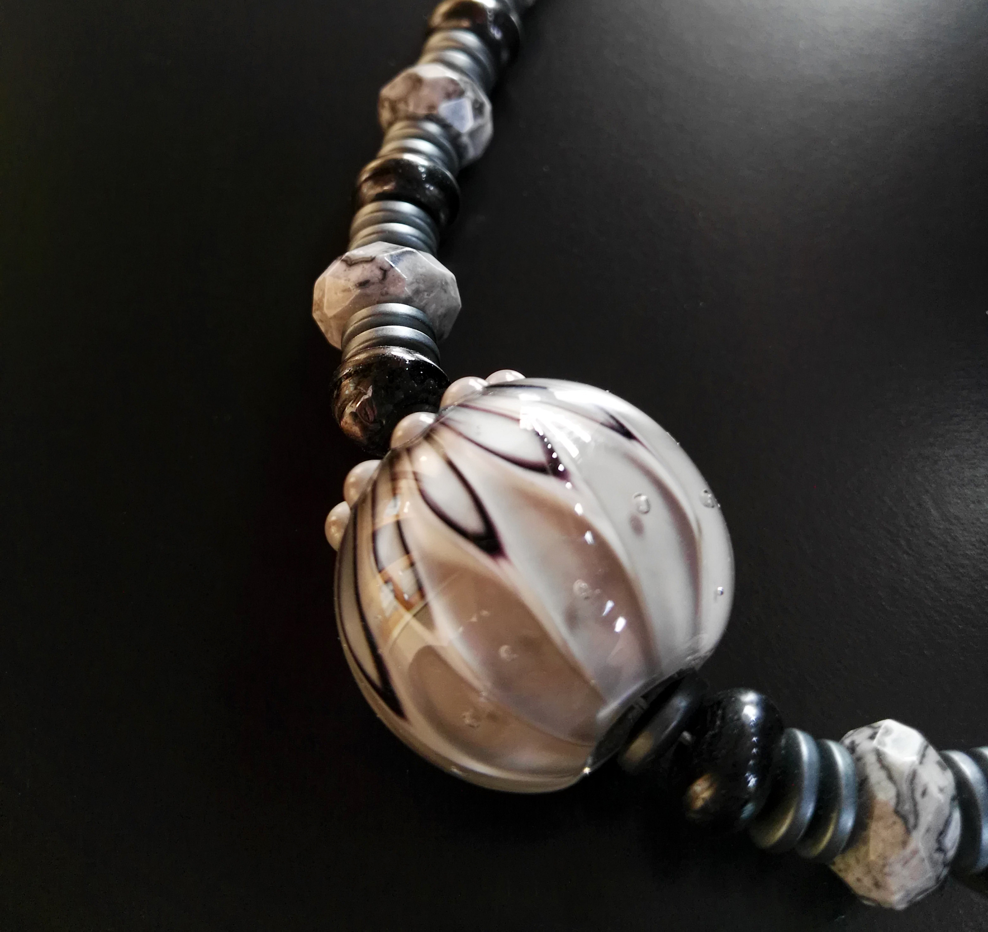 Collana spicchio grigia