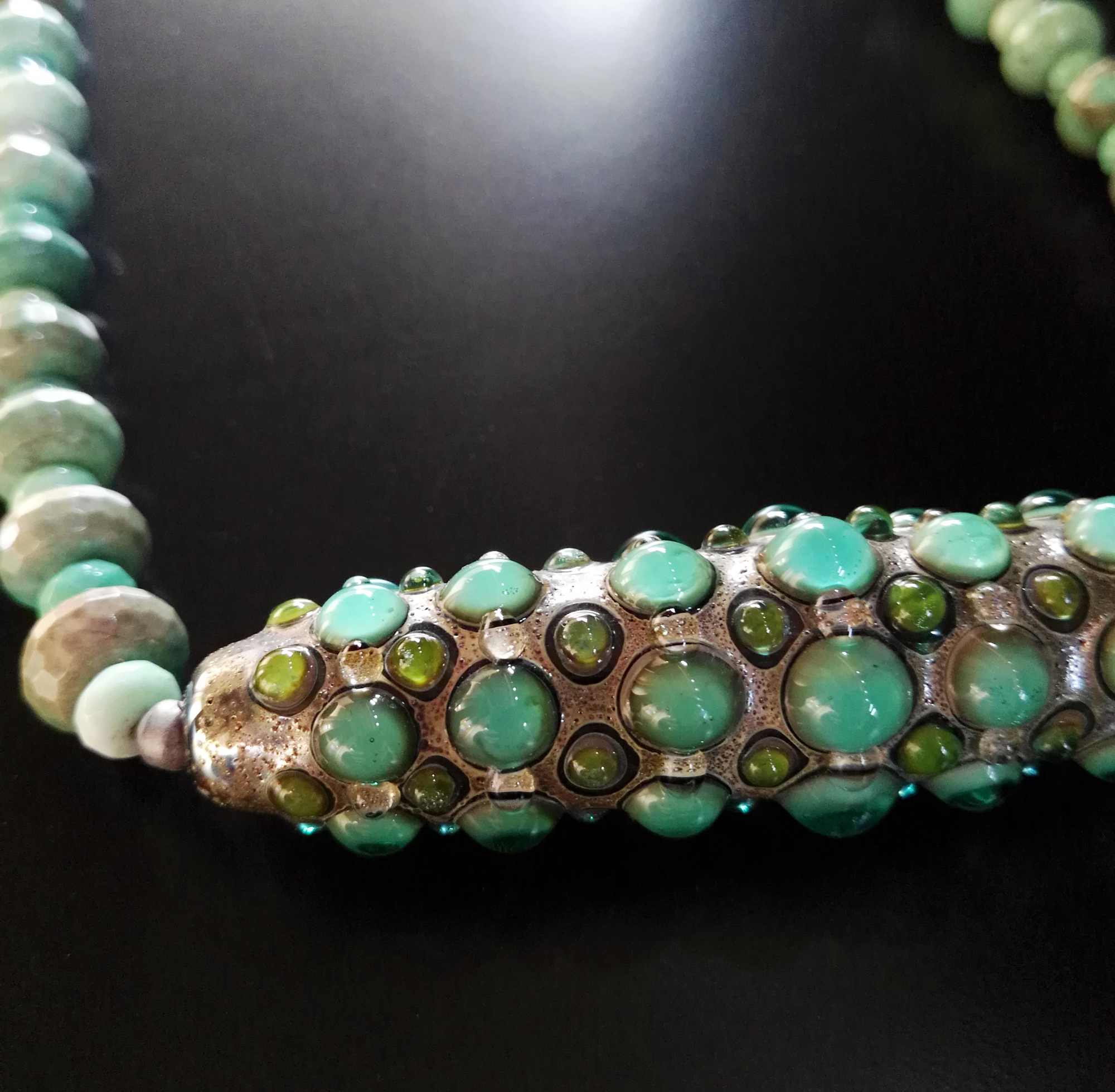 particolare di Collana con fenice verde e pietre naturali,