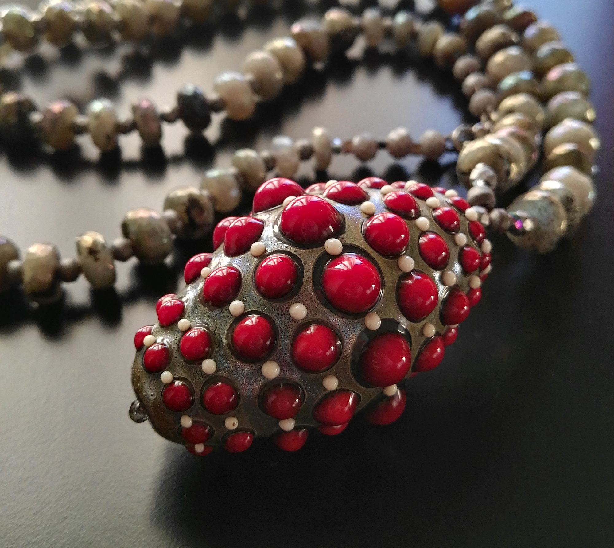 Collana in vetro di murano e labradorite grigia e rossa di Alessia Fuga