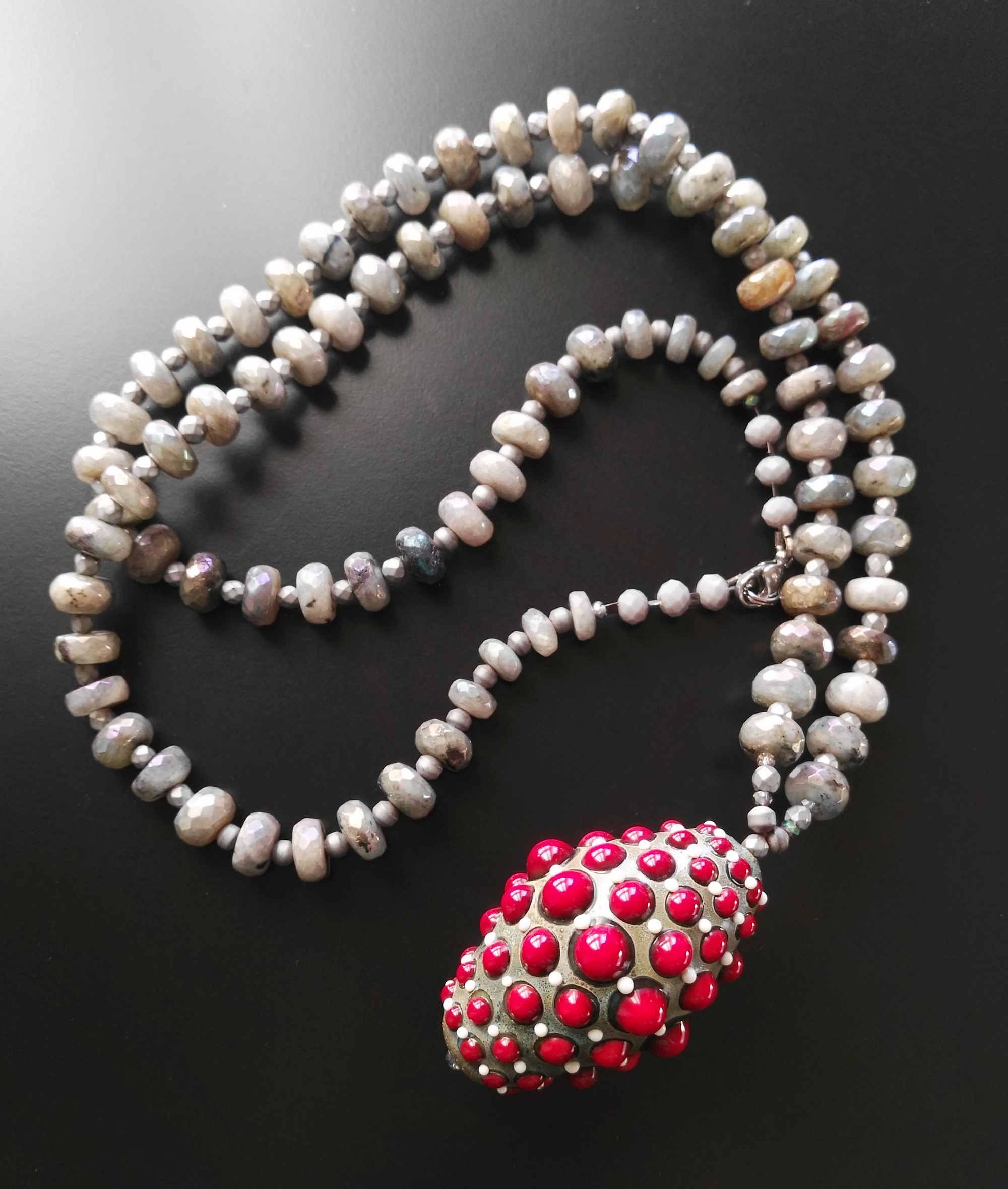 Collana con perla in vetro di murano e rondelle di labradorite di Alessia Fuga