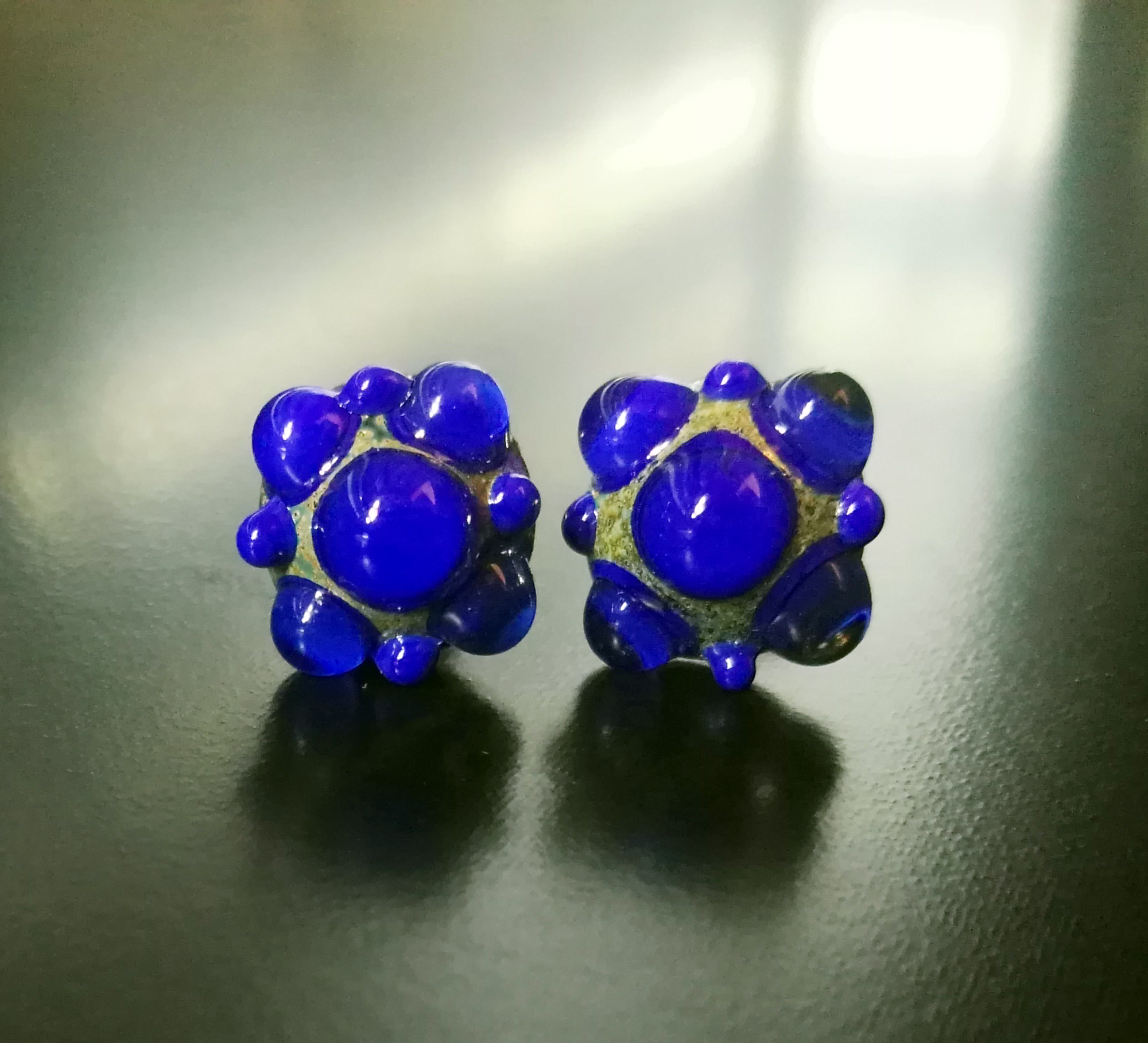 [:it]Murano glass earrings orecchini in vetro di Murano[:en]orecchini-bottone-blu-Alessia-Fug[:]