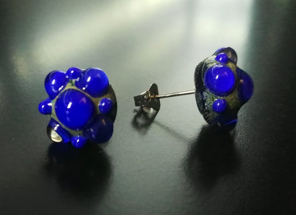 [:it]Murano glass earrings orecchini in vetro di Murano[:en]orecchini-bottone-blu2-Alessia[:]