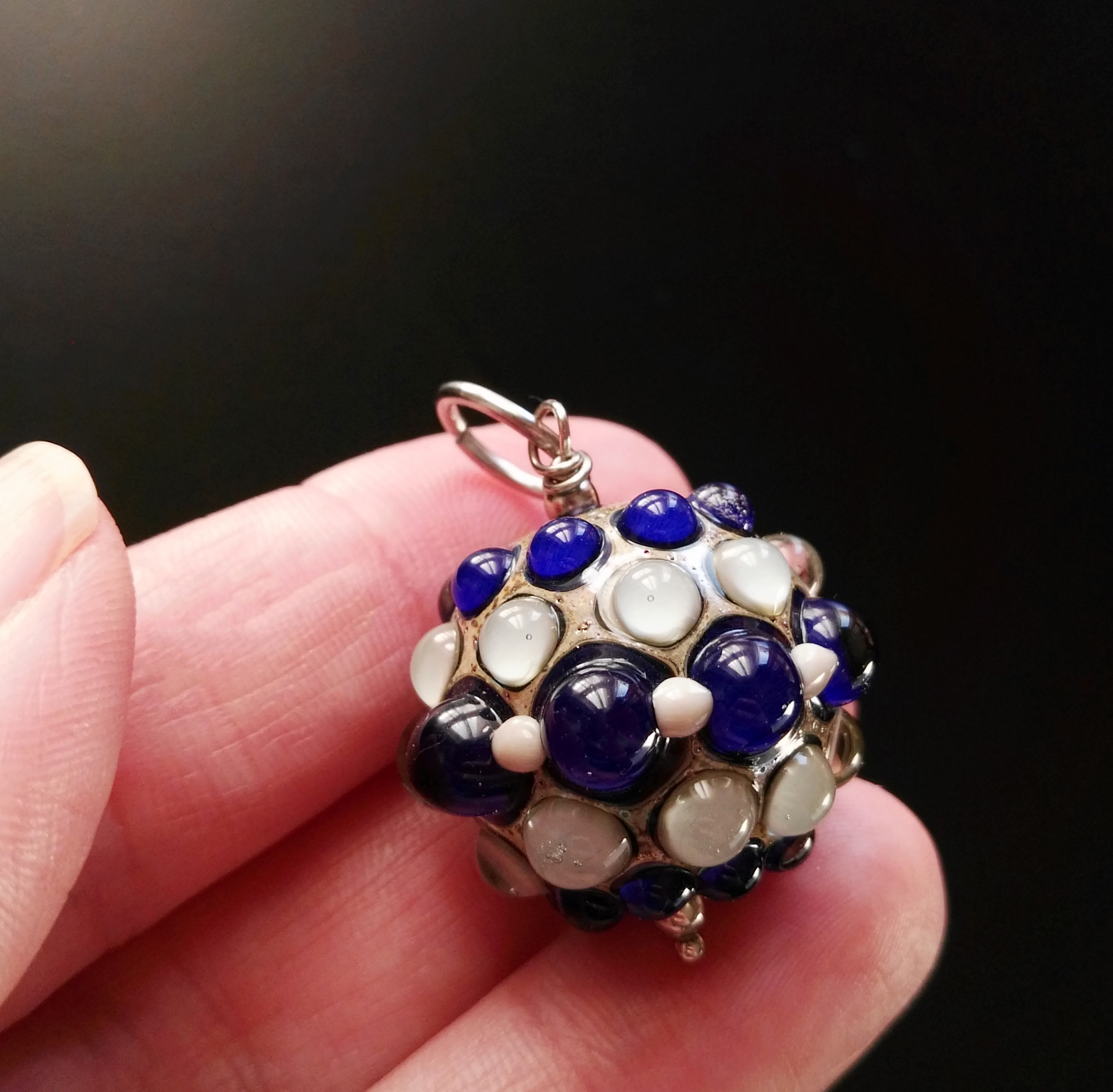 piccola perla blu in vetro di Murano fatta a mano da Alessia Fuga - small blu Murano glass bead by Alessia Fuga