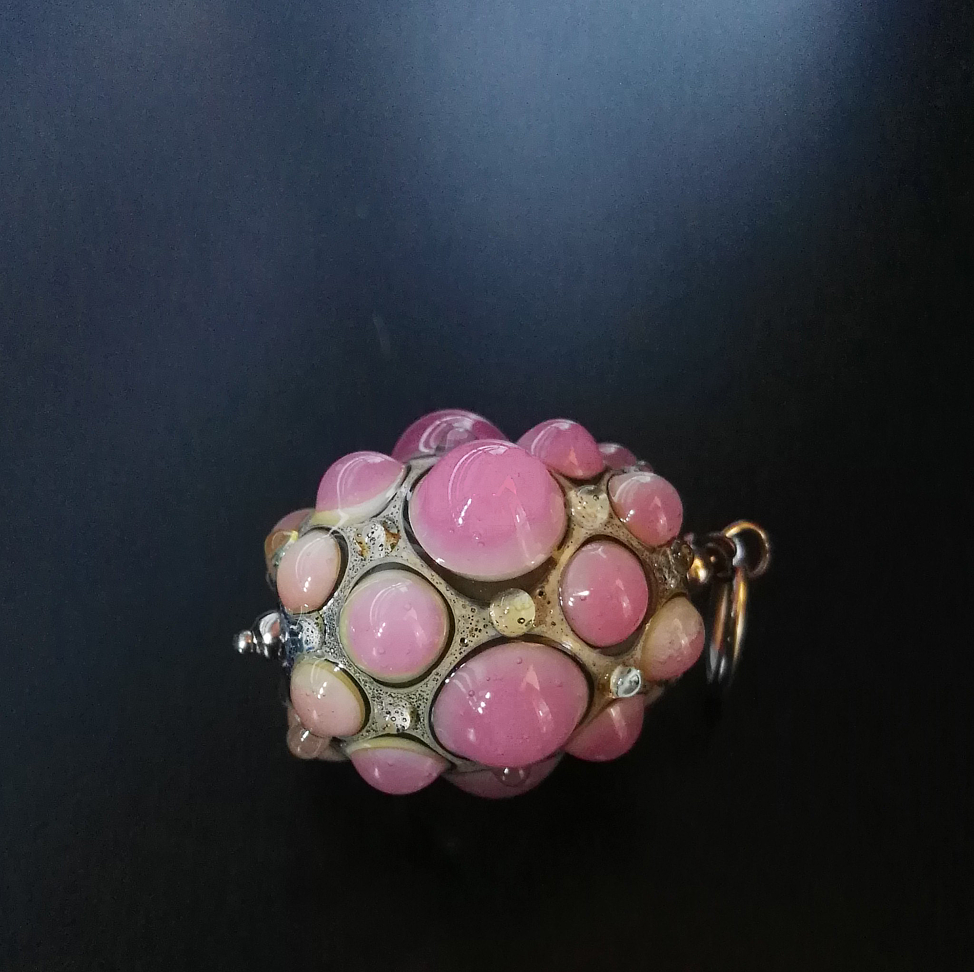 perla in vetro con punti rosa opalino