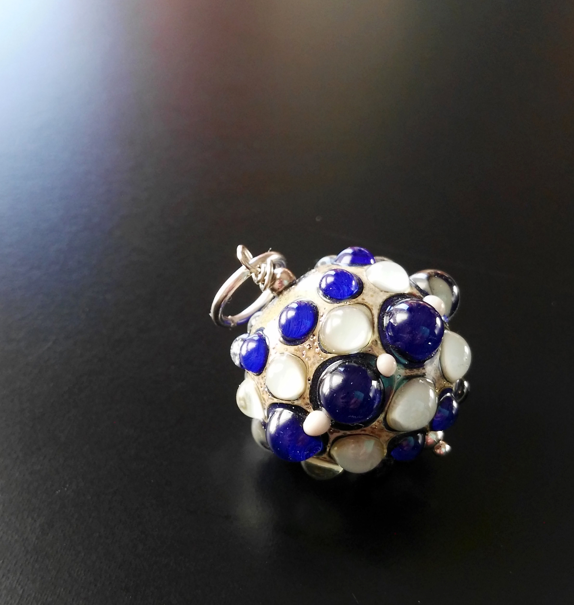 piccola perla blu in vetro di Murano fatta a mano da Alessia Fuga - small blu Murano glass bead by Alessia Fuga