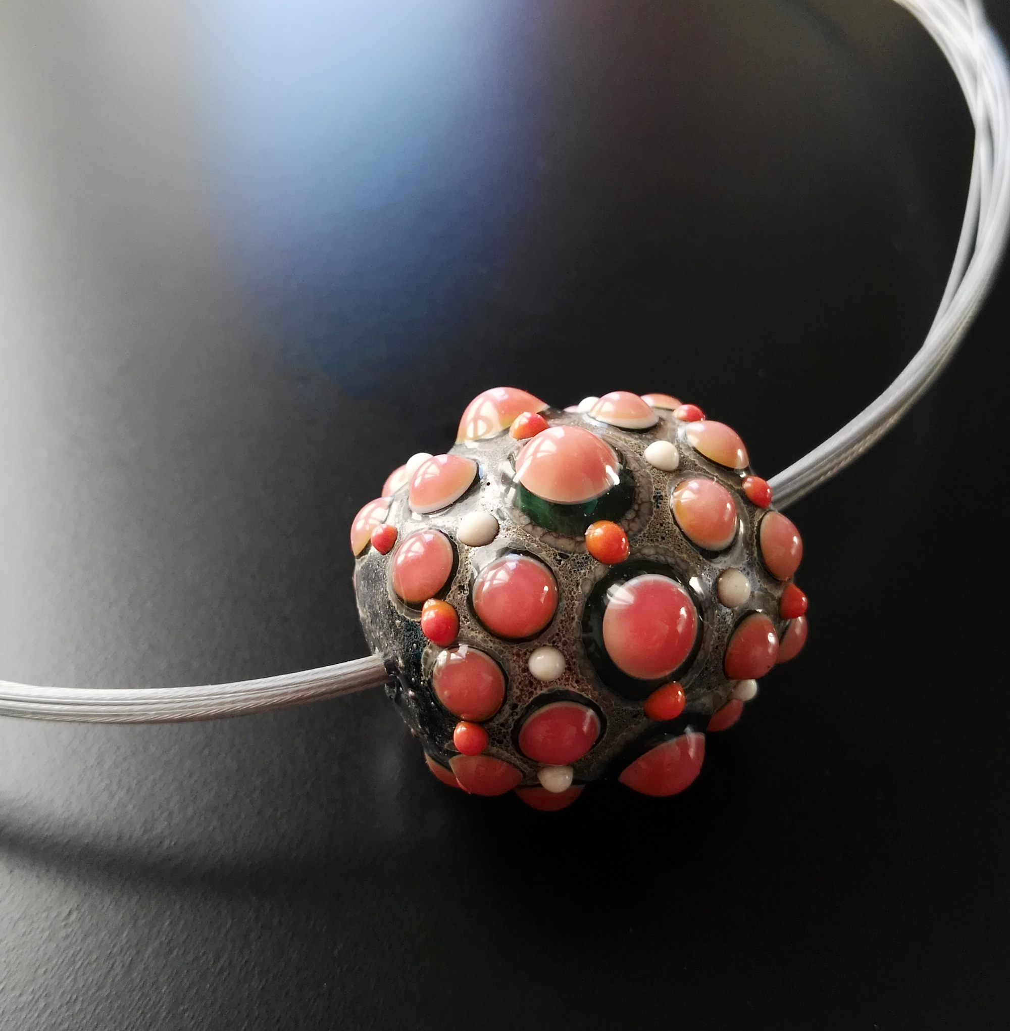 [:it]Collana con perla in vetro in grigio, rosa e avorio su cavetto di acciaio di Alessia Fuga[:en]Murano glass bead perla in vetro di Murano[:]