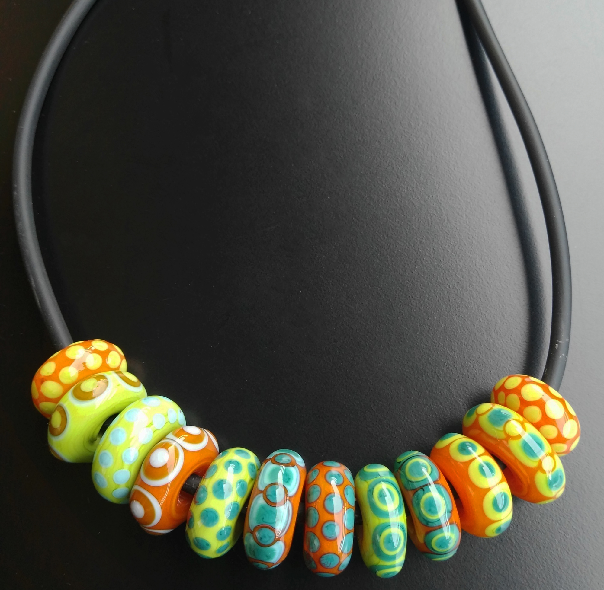 collana-con-perle-di-vetro-a-disco-arancio-di-Alessia-Fuga