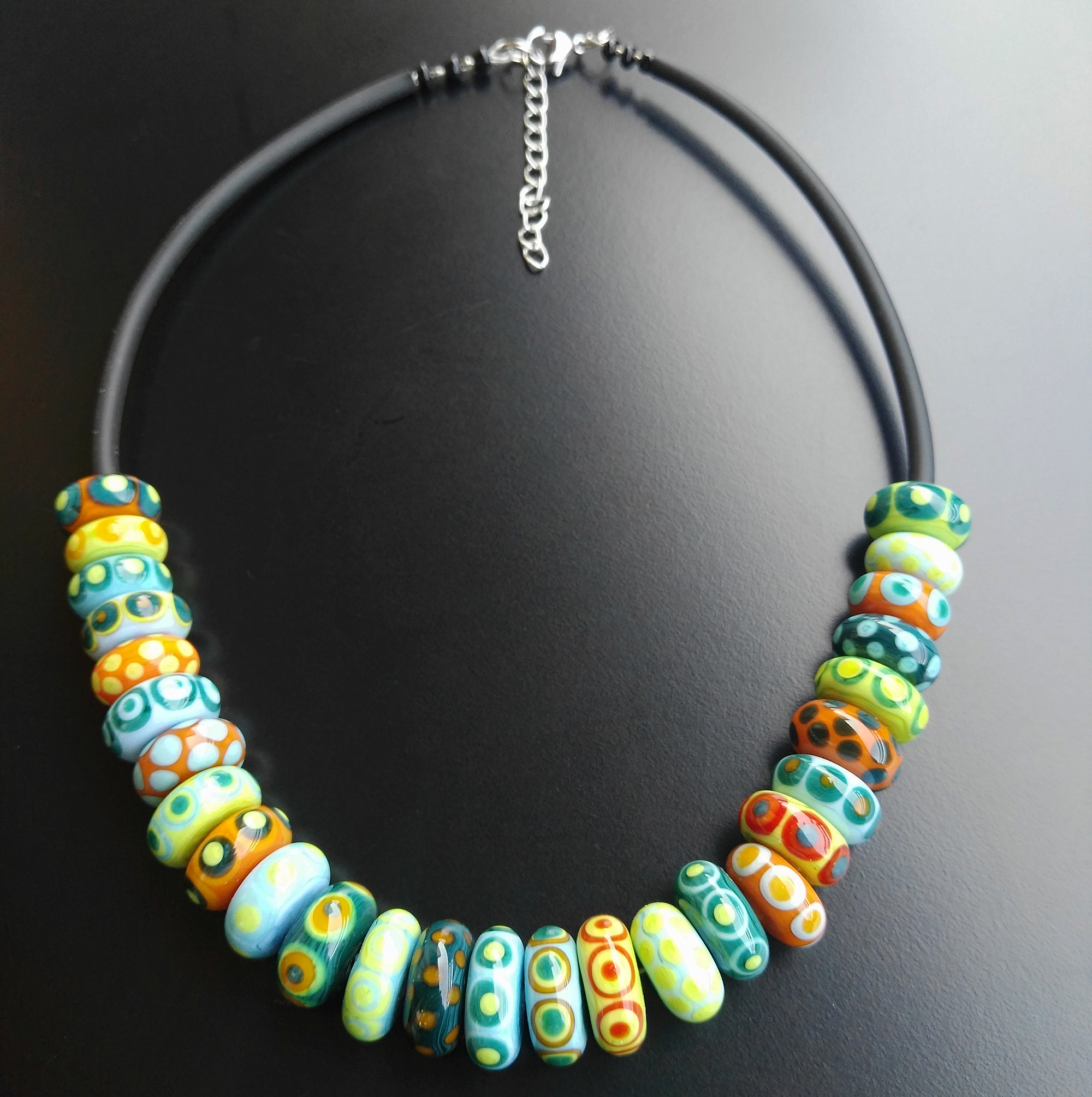 collana-con-perle-di-vetro-a-disco-verde-di-Alessia-Fuga