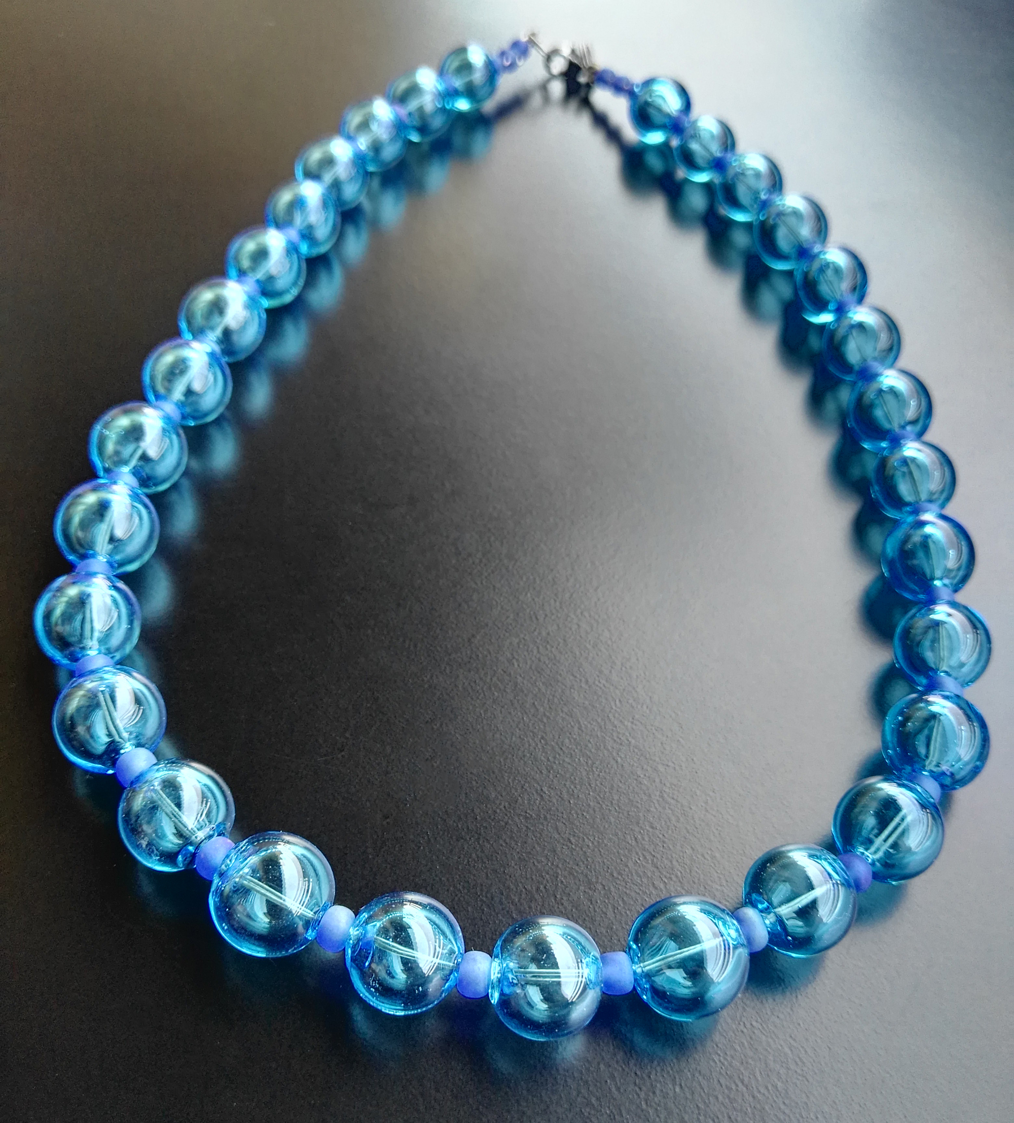 collana-con-perle-in-vetro-soffiato-acquamare-di-Alessia-Fuga
