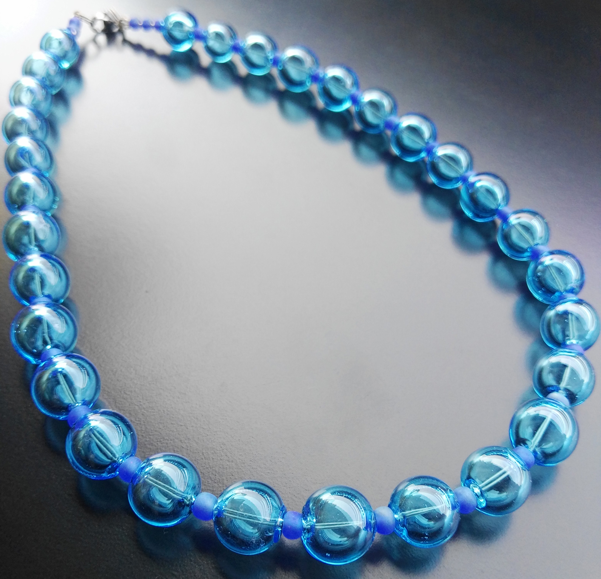 collana-con-perle-in-vetro-soffiato-acquamare-di-Alessia-Fuga