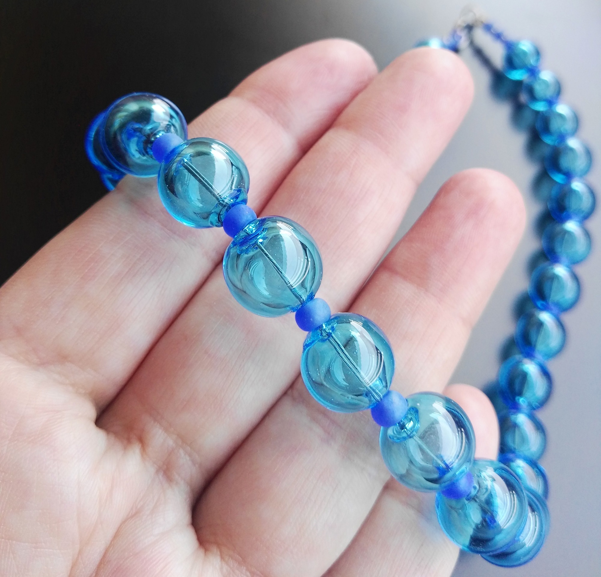collana-con-perle-in-vetro-soffiato-acquamare-di-Alessia-Fuga