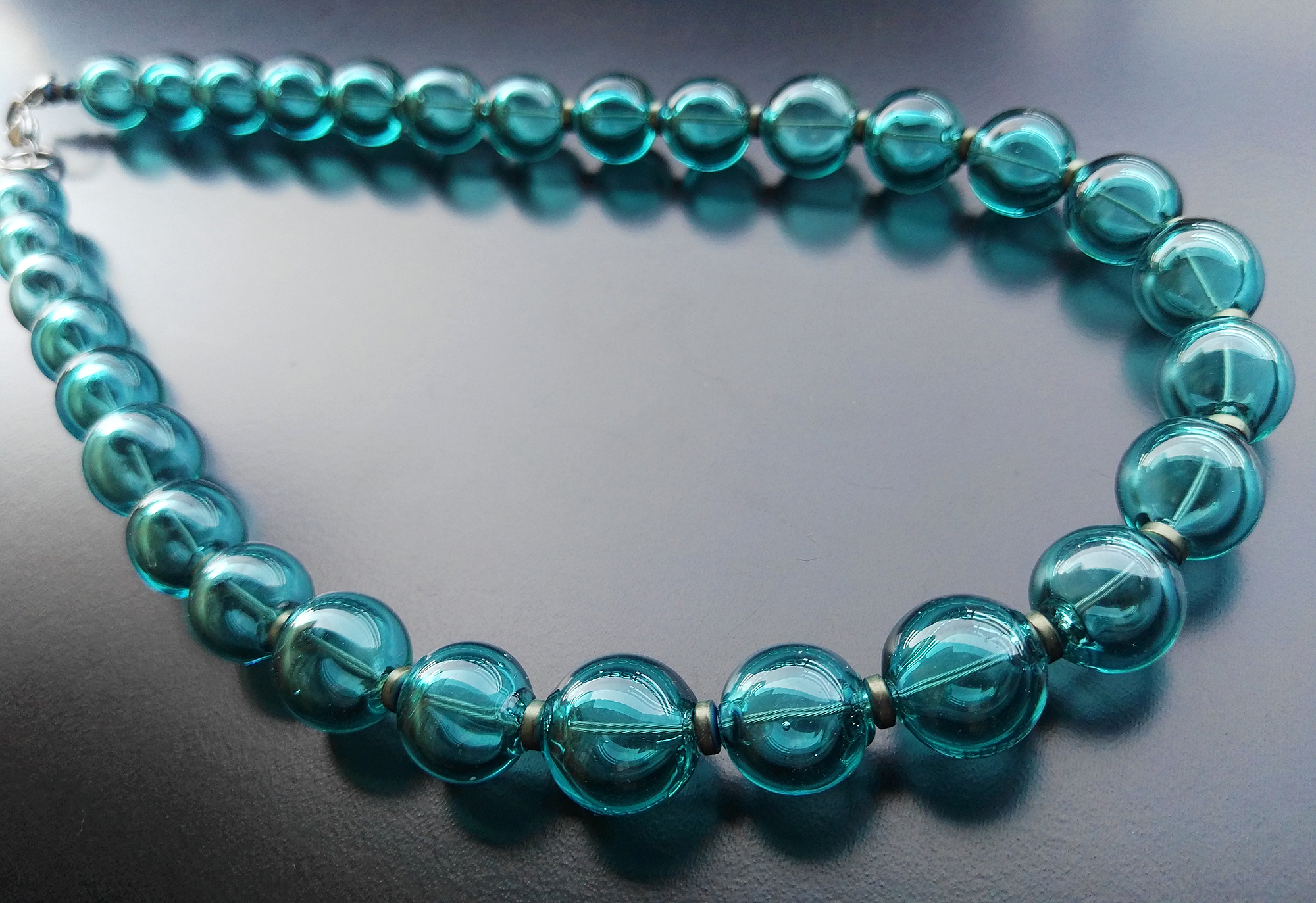 collana-con-perle-in-vetro-soffiato-verde-marino-di-Alessia-Fuga