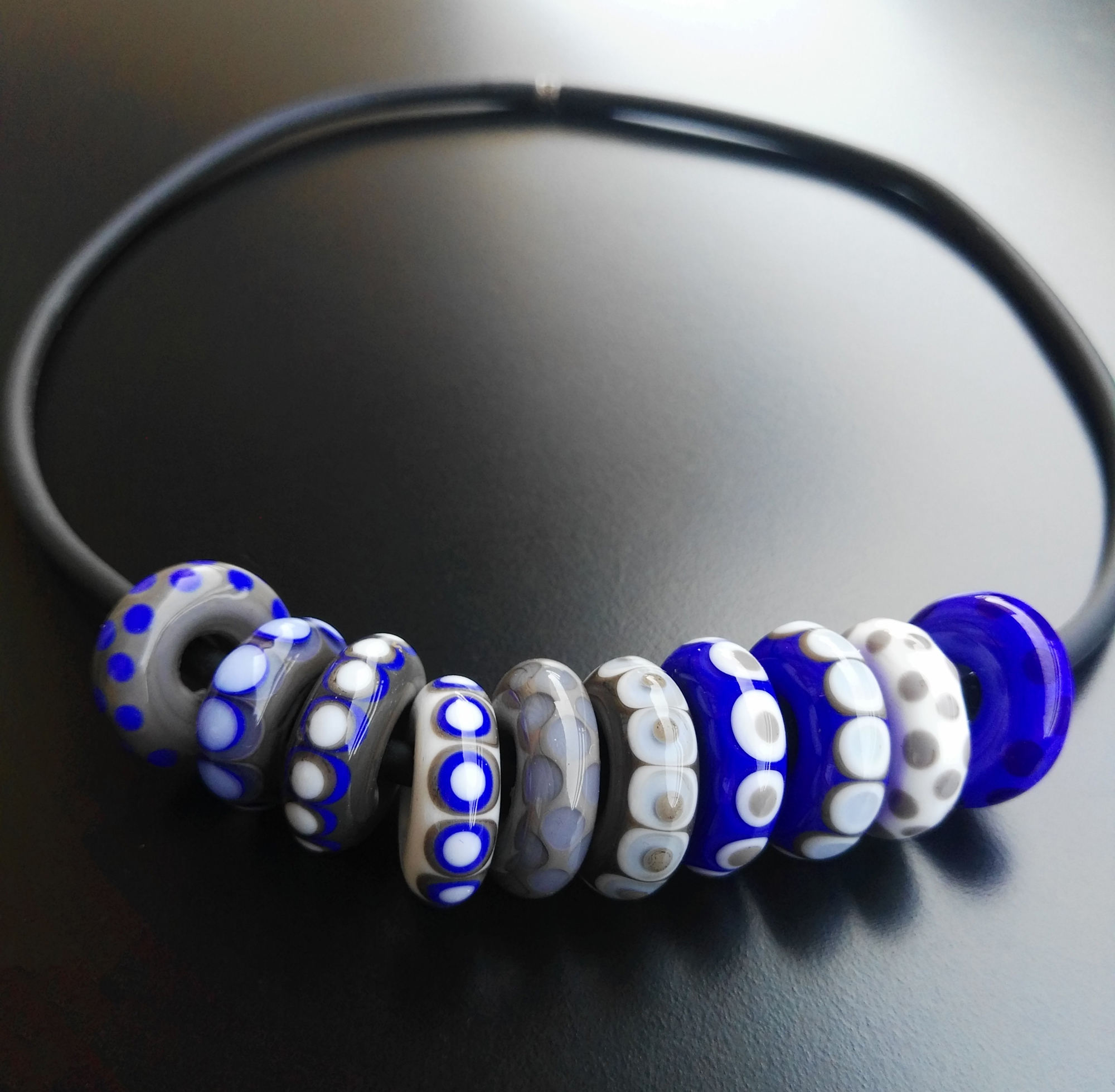 collana-dischi-in-vetro-blu-di-Alessia-Fuga