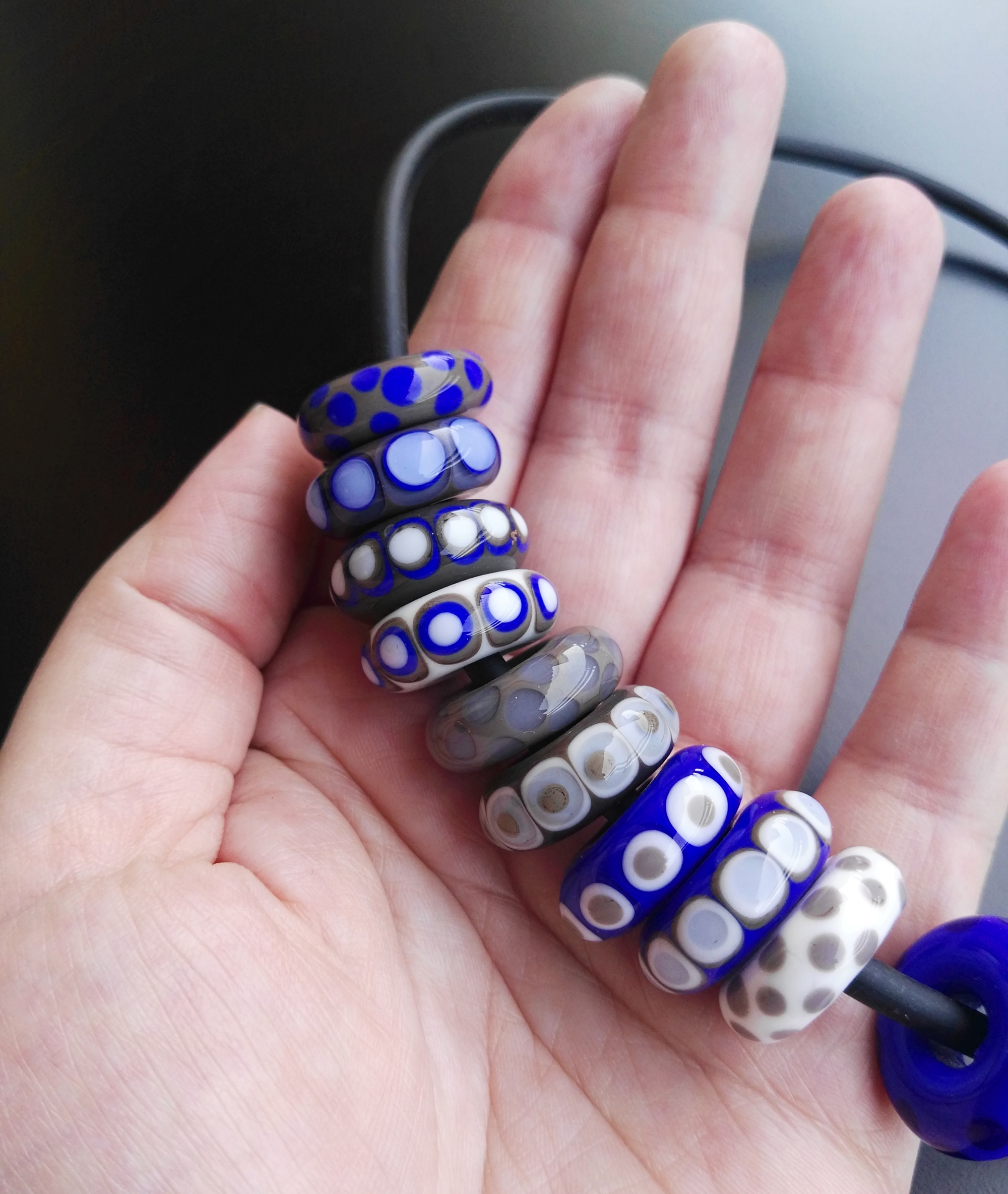 collana-dischi-in-vetro-blu-di-Alessia-Fuga