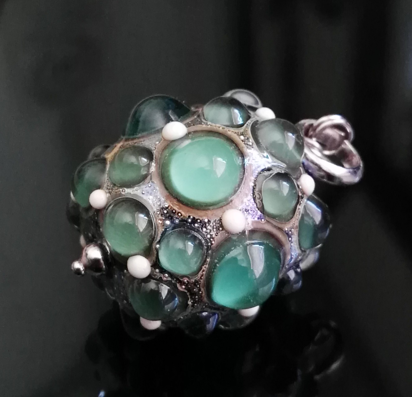 perla piccola in vetro di murano verde laguna di Alessia Fuga