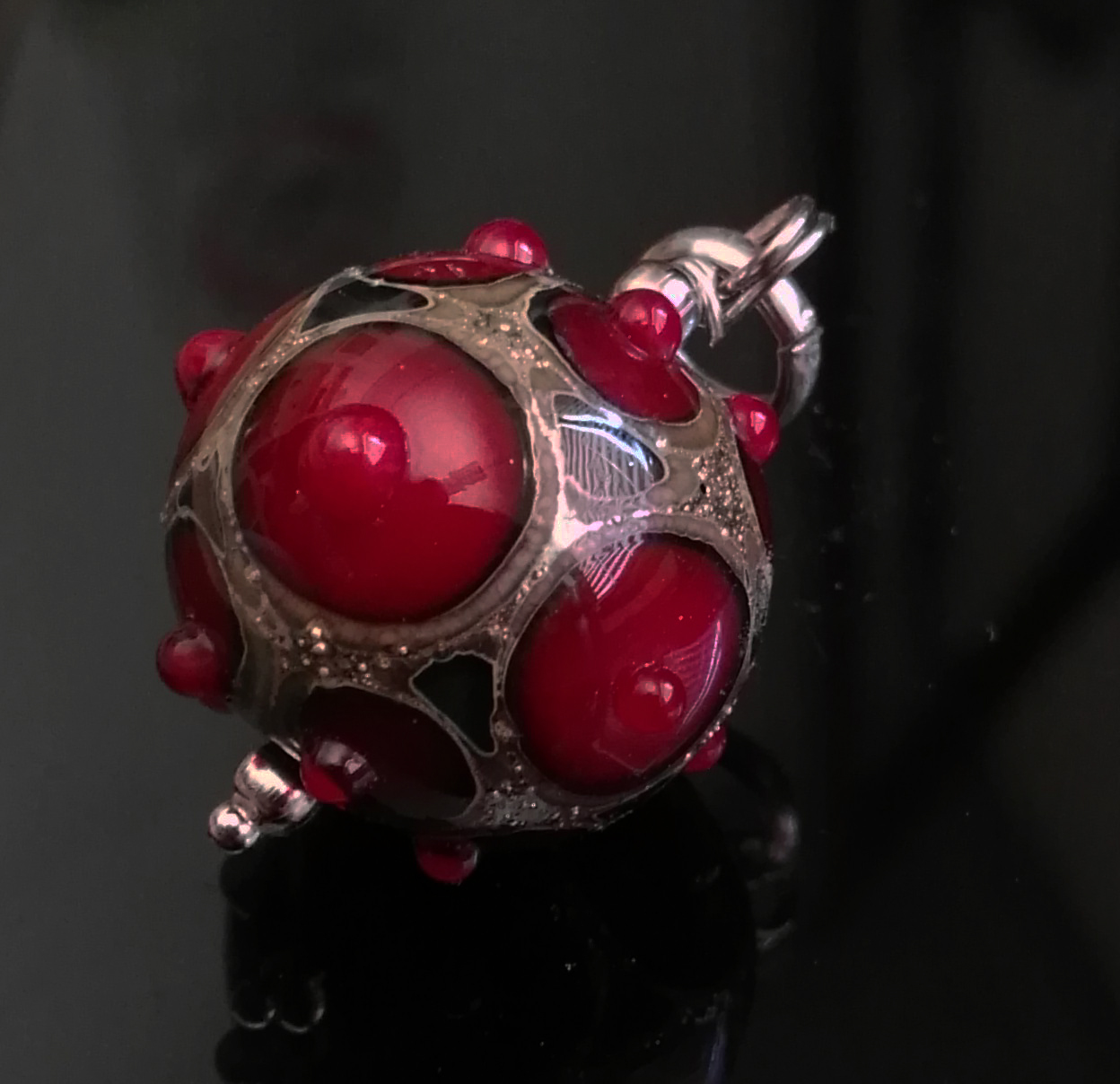 perla piccola in vetro di murano rosso scuro di Alessia Fuga