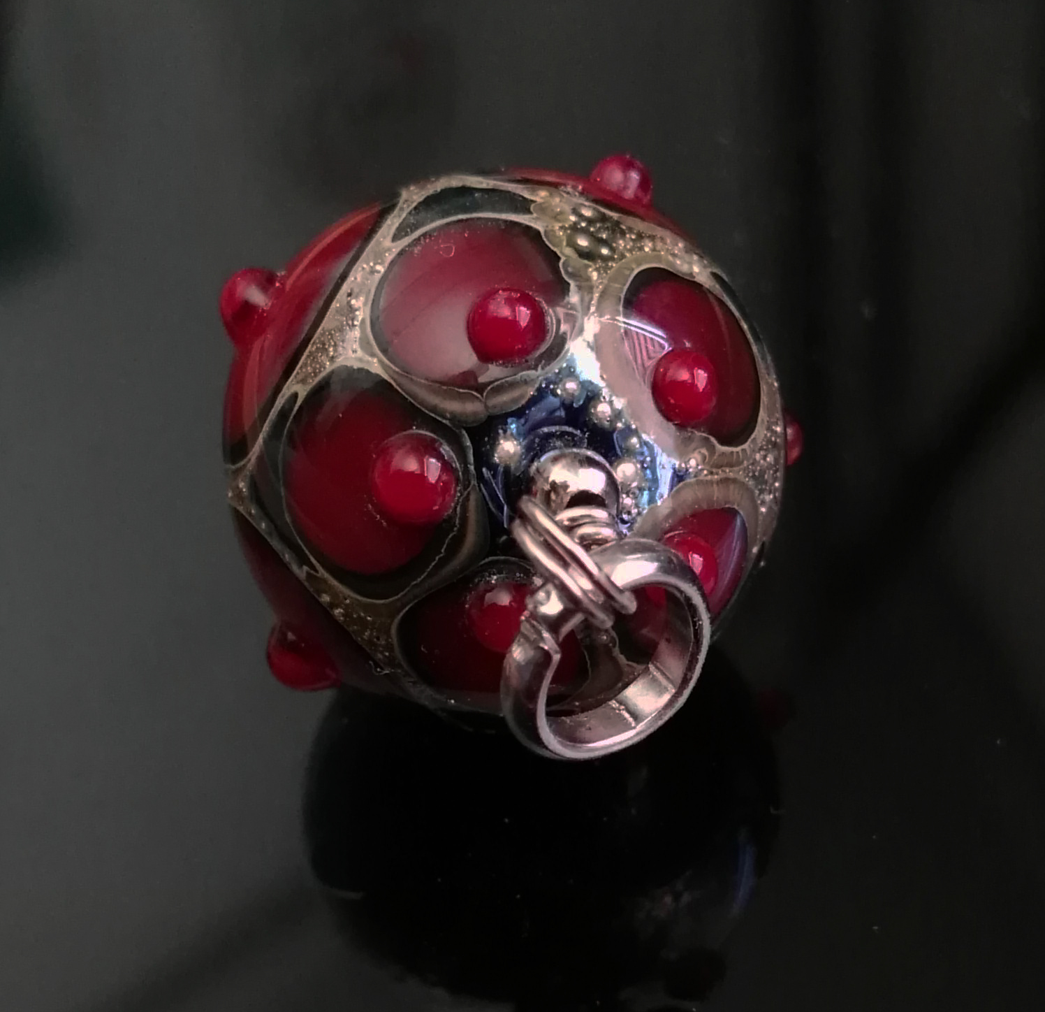 perla piccola in vetro di murano rosso scuro di Alessia Fuga