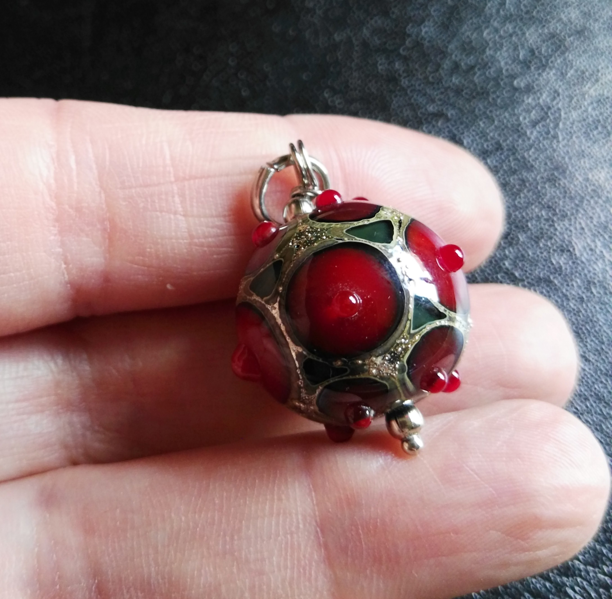 perla piccola in vetro di murano rosso scuro di Alessia Fuga