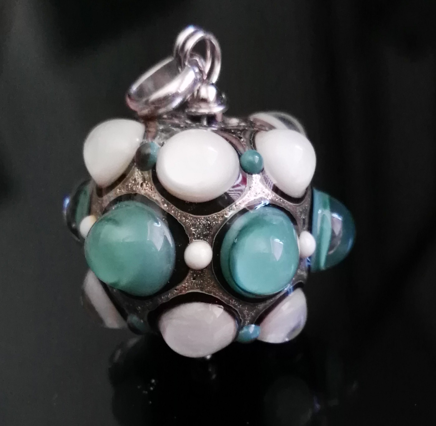 perla piccola in vetro di murano verde turchese e avorio di Alessia Fuga