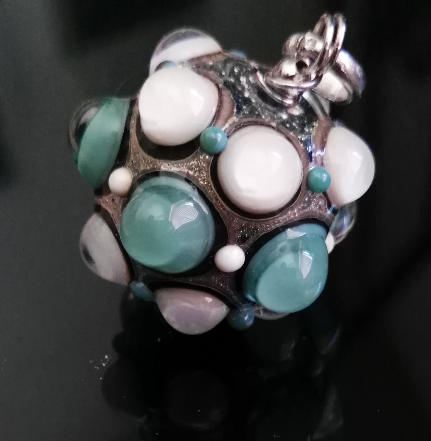 perla piccola in vetro di murano verde turchese e avorio di Alessia Fuga