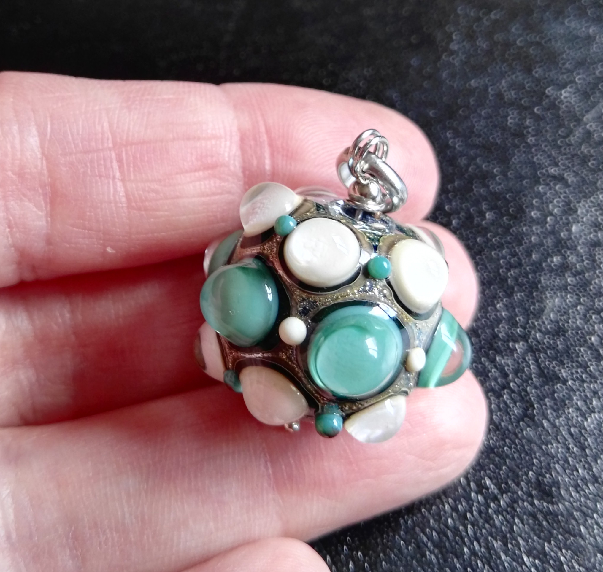 perla piccola in vetro di murano verde turchese e avorio di Alessia Fuga