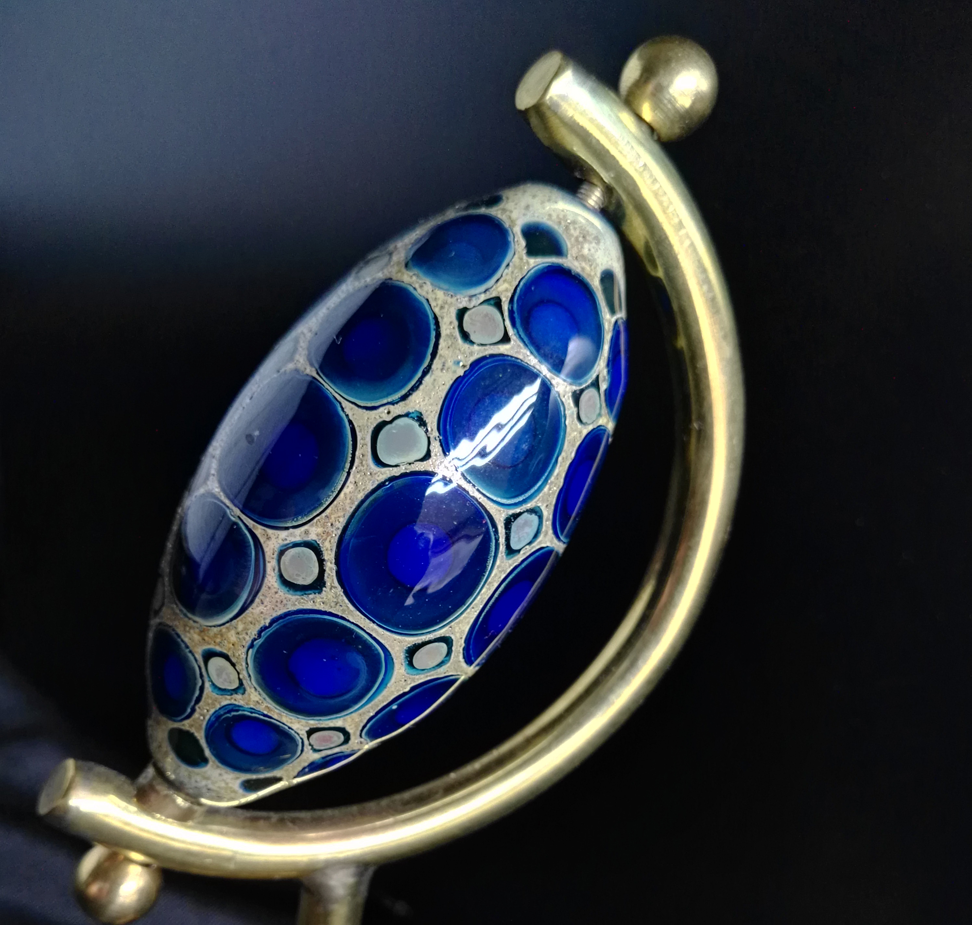 perla da colleziome scultura in vetro blu Di Alessia Fuga