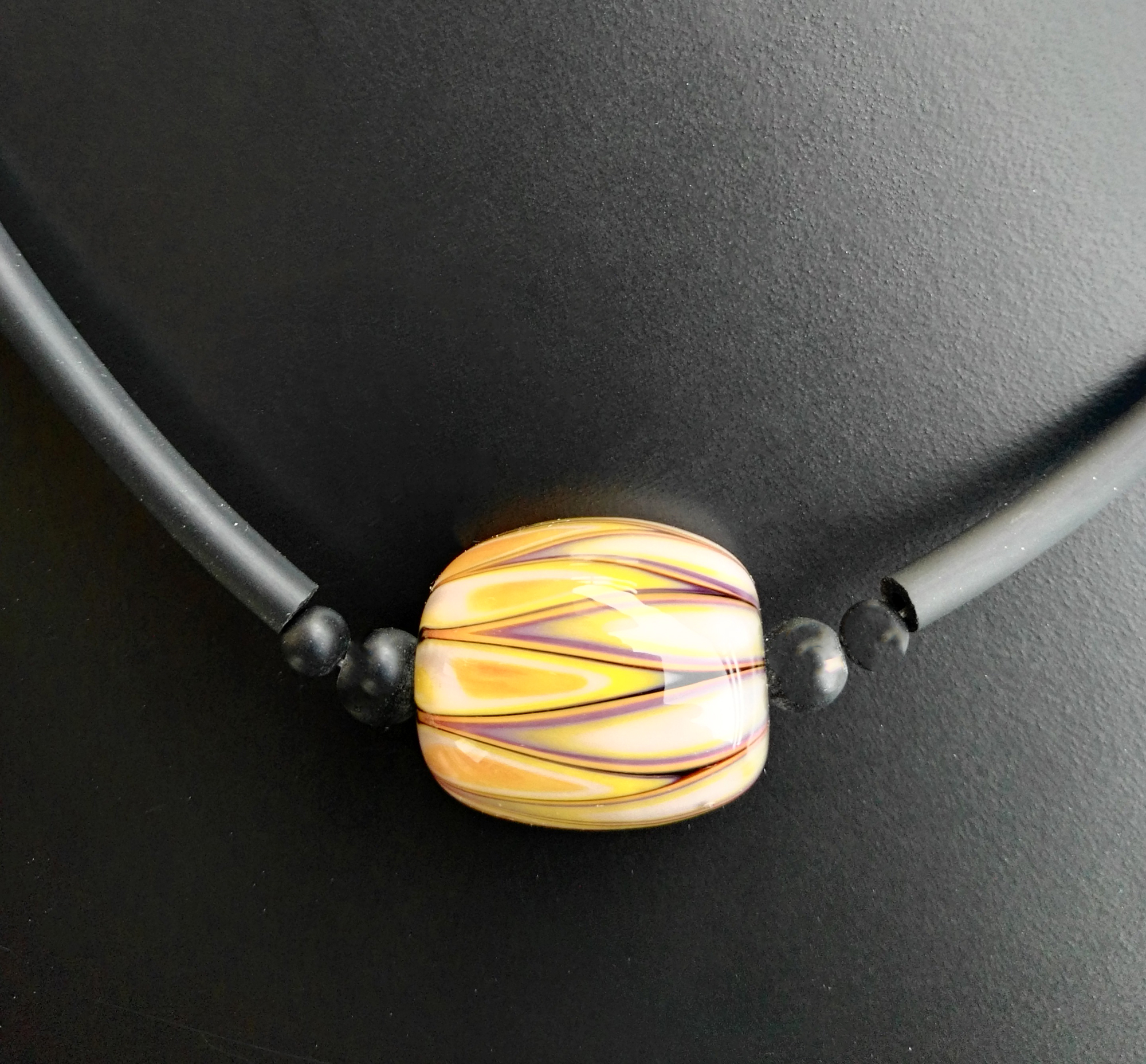 Spicchio glass bead