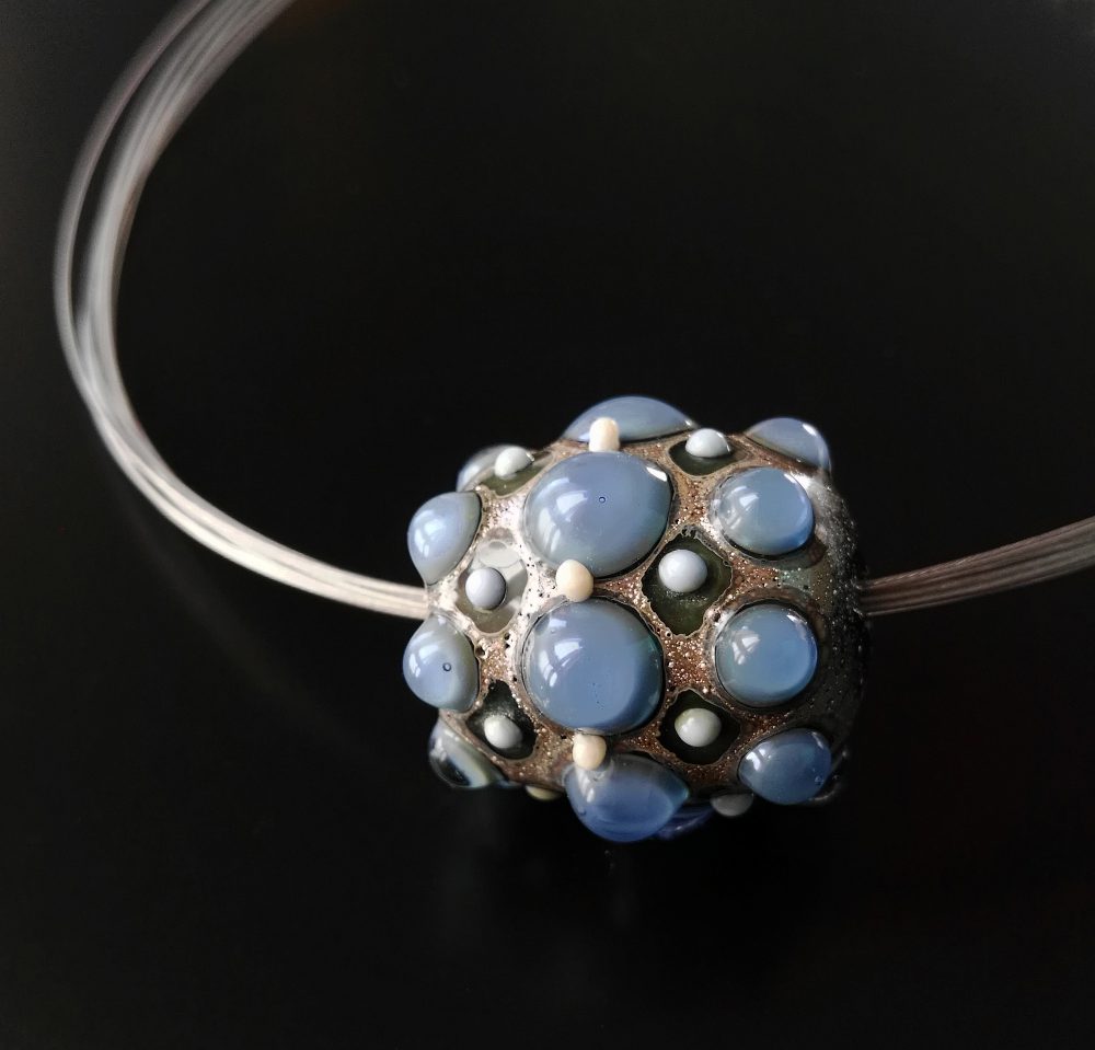 [:it]Collana con perla centrale in vetro di Murano decorata con punti bluino di Alessai Fuga[:en]Murano glass bead perla in vetro di Murano[:]