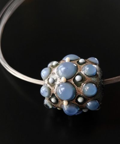 [:it]Collana con perla centrale in vetro di Murano decorata con punti bluino di Alessai Fuga[:en]Murano glass bead perla in vetro di Murano[:]