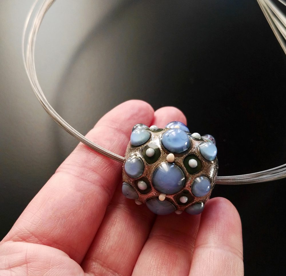 [:it]Perla di vetro su cavetto d'acciaio di Alessia Fuga[:en]Murano glass bead perla in vetro di Murano[:]