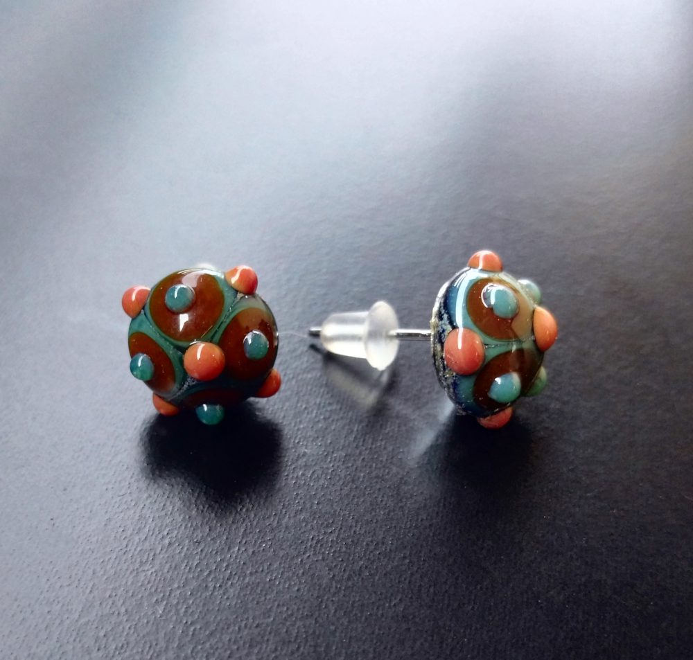 [:it]Murano glass earrings orecchini in vetro di Murano[:en]orecchini-bottone-caramello-corallite--Alessia-Fuga[:]