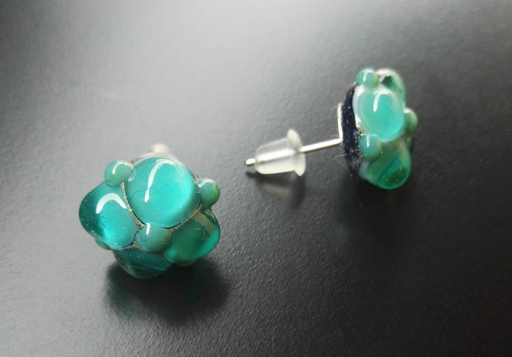 [:it]Murano glass earrings orecchini in vetro di Murano[:en]orecchini a bottone decorati con punti verde mare di Alessia Fuga[:]