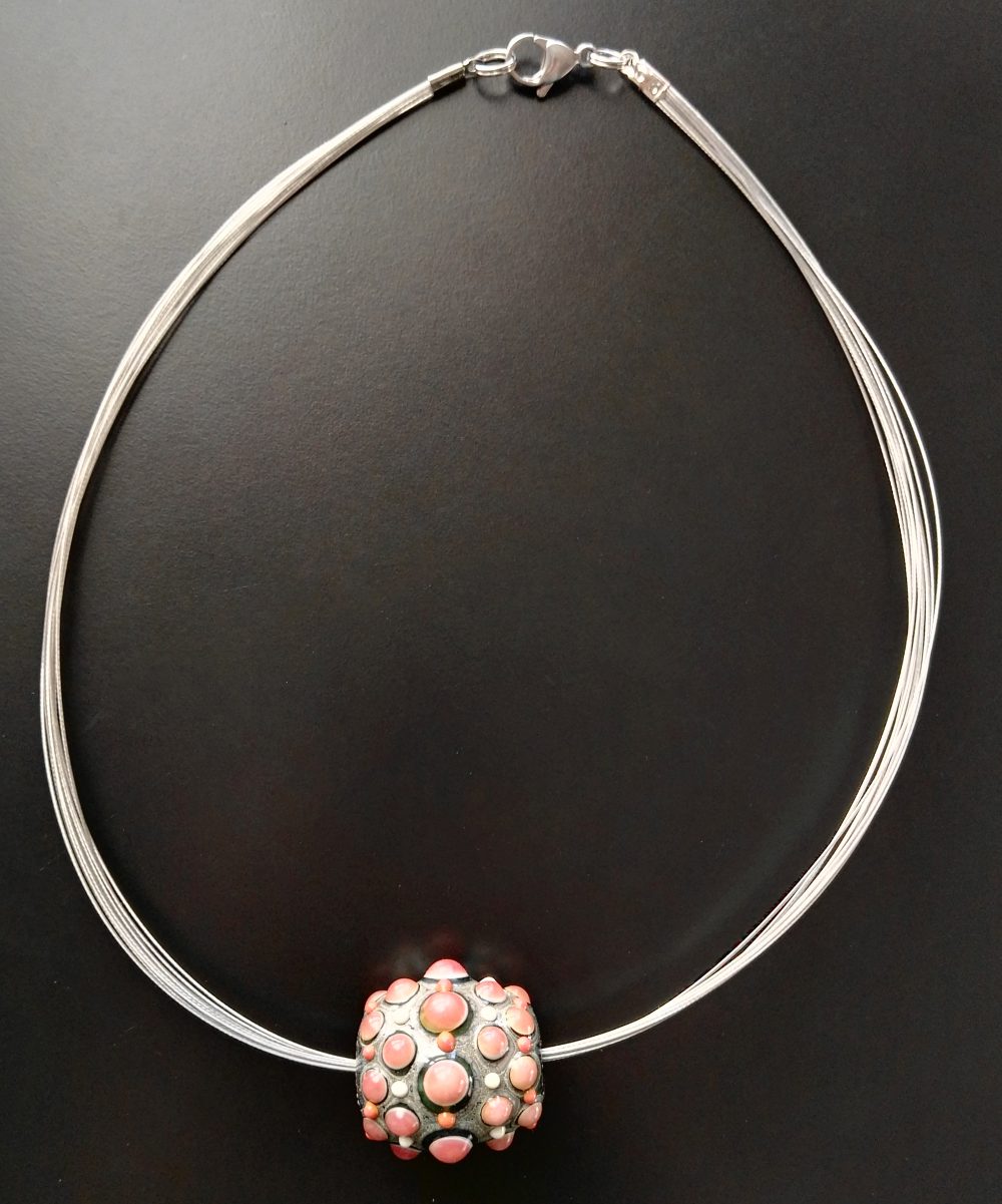 [:it]Visione intera di collana con perla di vetro rosa e grigio su cavetto di acciaio[:en]Murano glass bead necklace collana perla vetro di Murano[:]