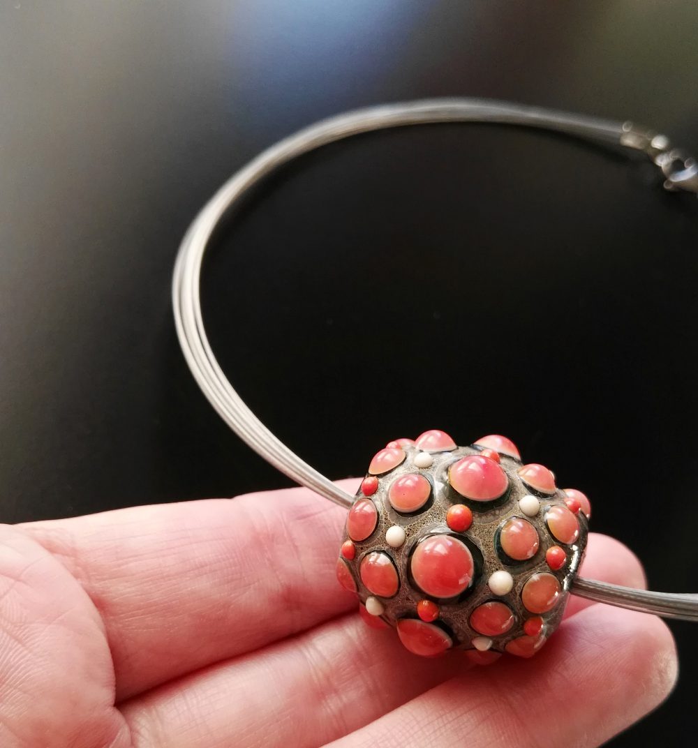 [:it]Dettaglio collana con perla in vetro rosa e grigia su cavetto di acciaio di Alessia Fuga[:en]Murano glass bead perla in vetro di Murano[:]