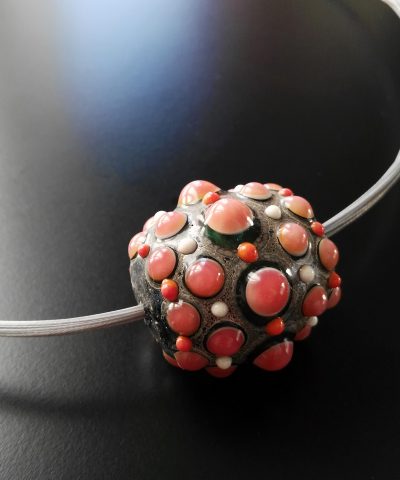 [:it]Collana con perla in vetro in grigio, rosa e avorio su cavetto di acciaio di Alessia Fuga[:en]Murano glass bead perla in vetro di Murano[:]