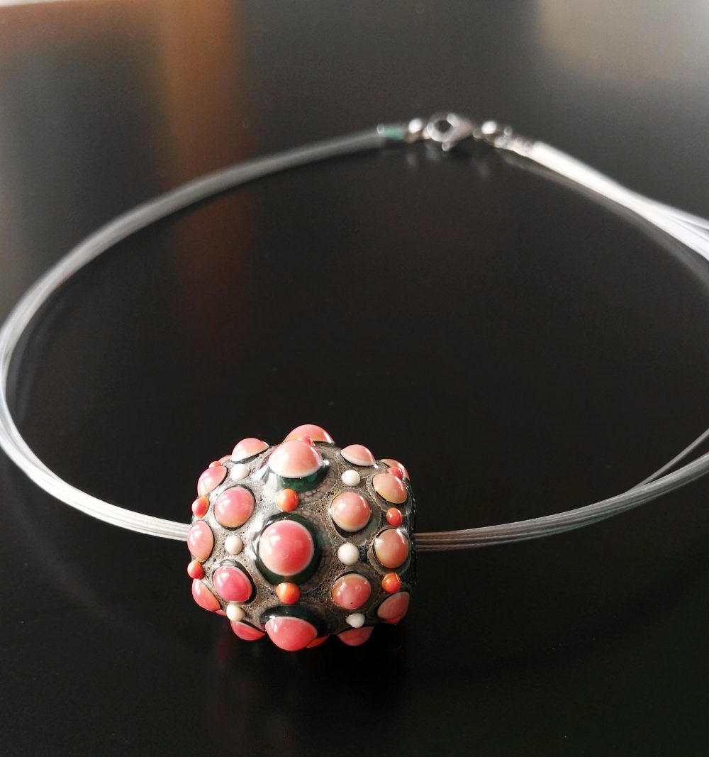 [:it]Collana con perla di vetro in rosa e grigio e cavetto di acciaiovisione intera di Alessia Fuga[:en]perla in vetro di Murano Glass bead necklace[:]