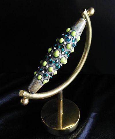 Scultura perla in vetro di Murano verde e base ottone