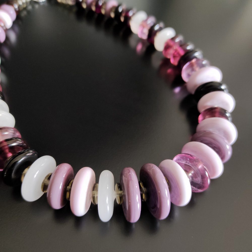 Murano glass disc beads necklace in pink-violet -