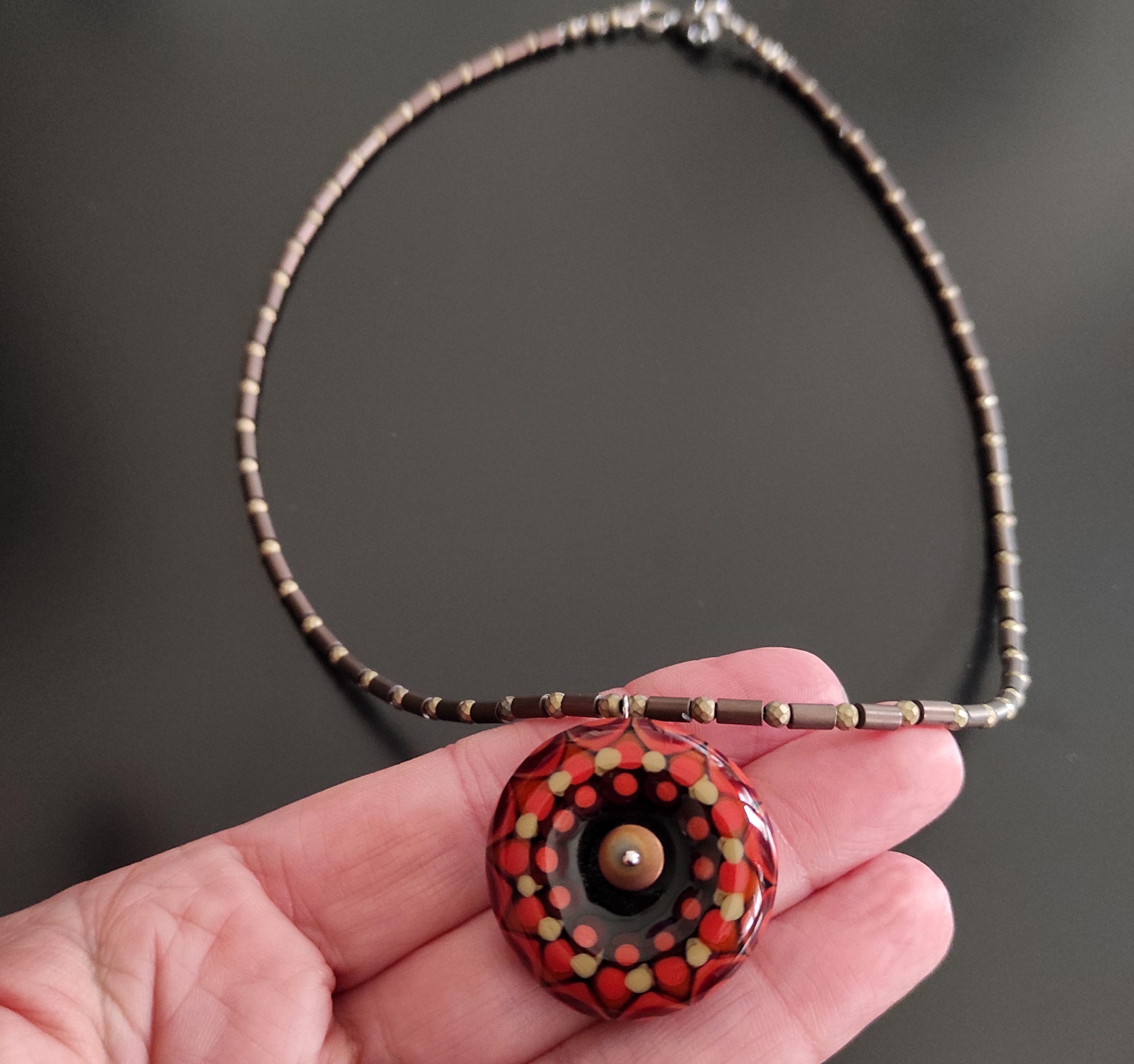 collana con perla in vetro di murano e pietre dure 4 immagine comparativa per la dimensione di collana-con-perla-in-vetro-di-murano-e-pietre-dure